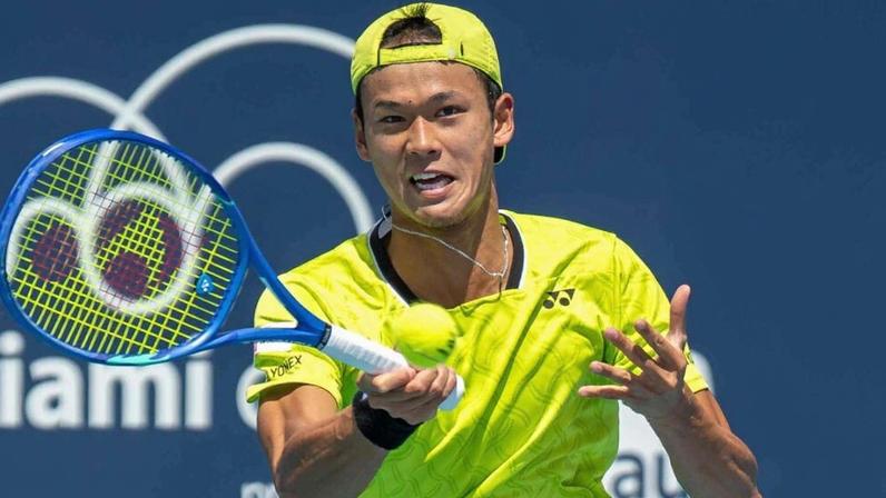 Medvedev vence ex-nº1 juvenil; Paul avança, Ruud cai