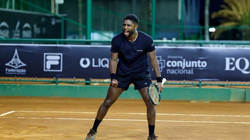 João Reis avança às oitavas em Brasília em três sets