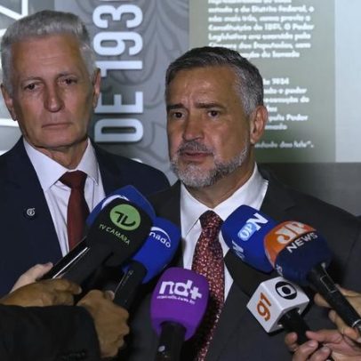 CPMI do INSS: governistas pedem indiciar Bolsonaro e Flávio em paralelo