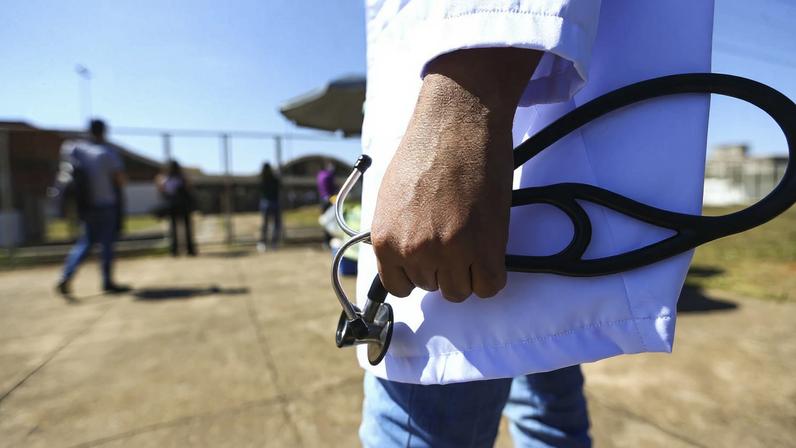 MEC pune mais de 50 cursos de medicina por desempenho insuficiente