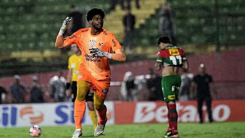 Hugo Souza em Portuguesa x Corinthians — Foto: Marcos Ribolli