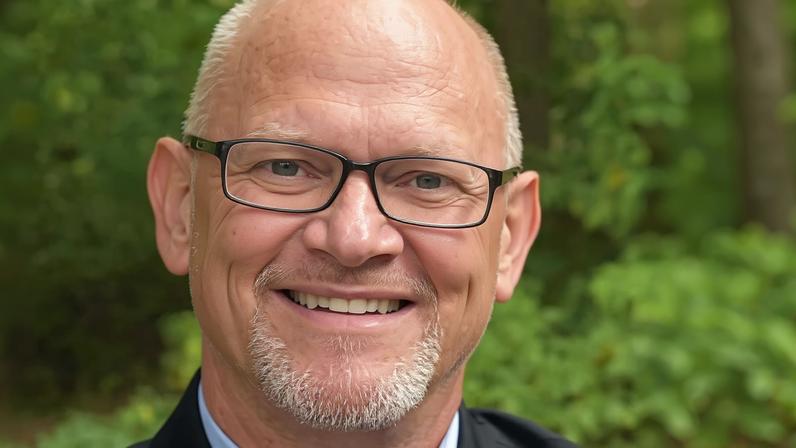 Pastor Robert Steele morre após desmaio na igreja