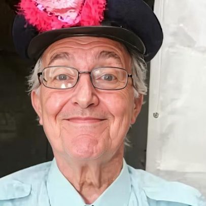 Morre Roberto Marquis, o Guarda Juju de A Praça É Nossa, aos 83 anos