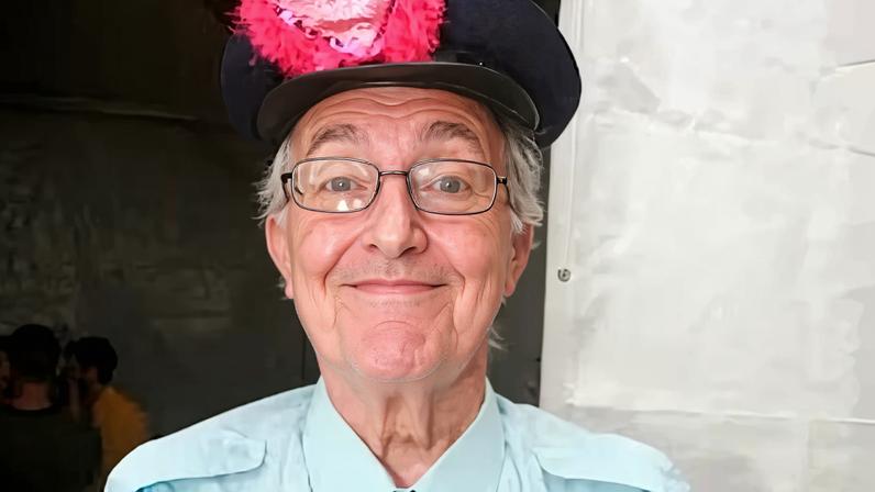 Morre Roberto Marquis, o Guarda Juju de A Praça É Nossa, aos 83 anos