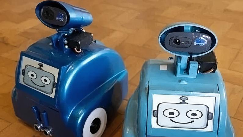 Robô Titi ajuda crianças a aprender matemática por meio de jogos