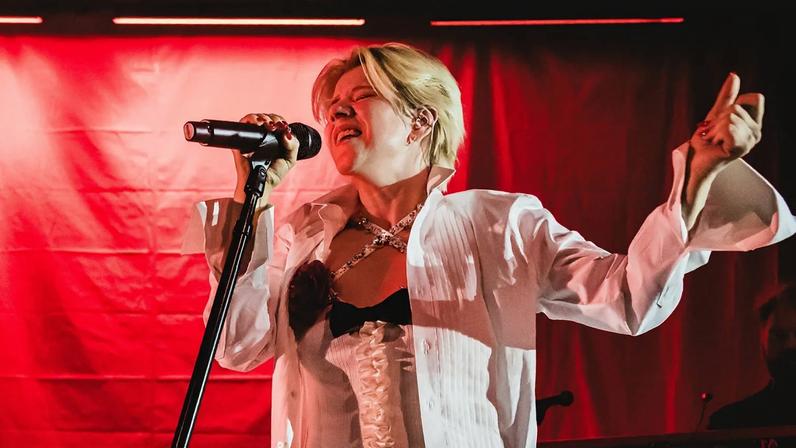 Robyn estreia faixas de Sexistential em festa de lançamento em Londres