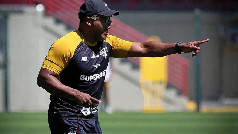 São Paulo realiza treino tático com novidades na preparação