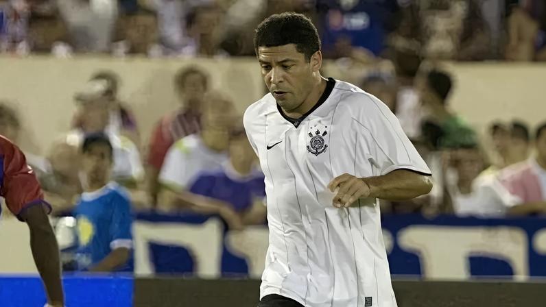 Corinthians relembra estreia de Ronaldo pelo clube e o declara eterno