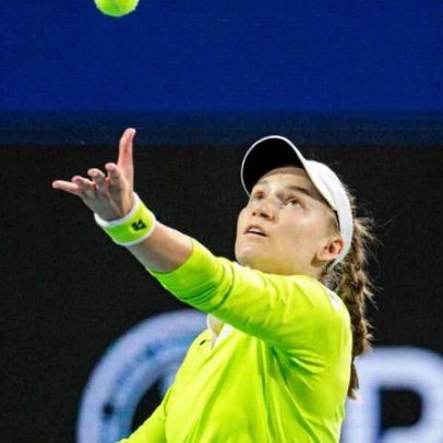 Rybakina ressalta saque e desempenho decisivo em pontos-chave