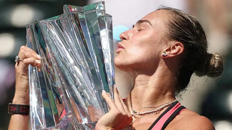 Aryna Sabalenka beija o troféu de Indian Wells (Foto: CLIVE BRUNSKILL / GETTY IMAGES NORTH AMERICA / Getty Images via AFP)