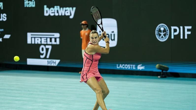 Sabalenka alcança 20ª vitória do ano e encara a surpreendente Baptiste