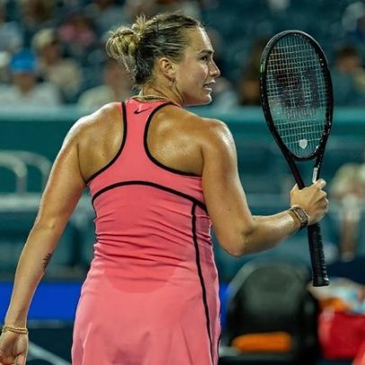 Sabalenka vence novamente e define duelo com Zheng nas oitavas