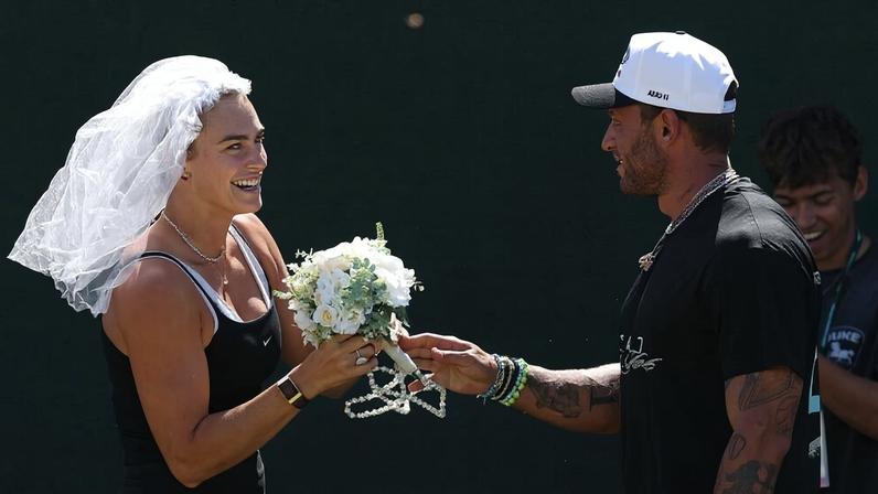 Sabalenka treina para o grande dia usando véu e buquê