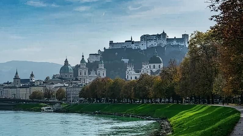 Salzburgo é cortada pelo rio Salzach e encanta com arquitetura medieval e barroca