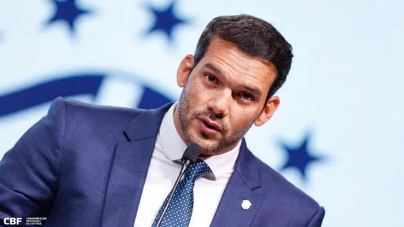 Presidente da CBF, Samir Xaud, se posiciona contra Brasa em uniforme da seleção