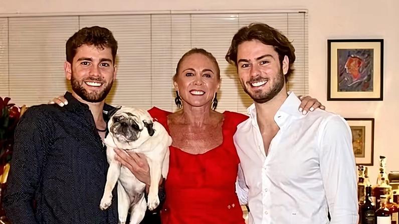 Hortência Marcari com os filhos João e Antônio — Foto: Reprodução/Instagram