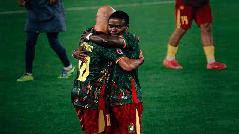 Arnold Mael Kamdem com Bryan Mbeumo — Foto: Reprodução