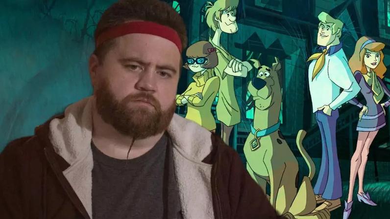 Montagem com foto de Paul Walter Hauser e desenho animado do Scooby-Doo