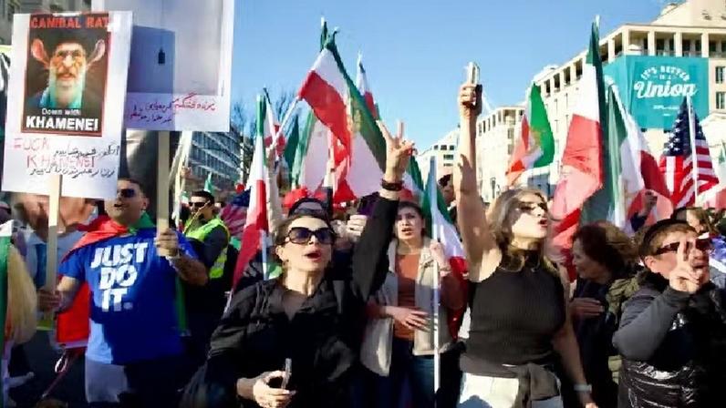 Morte de Khamenei une iranianos e israelenses em celebrações históricas pelo mundo