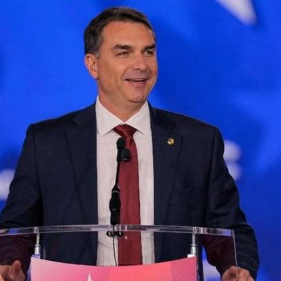 Flávio Bolsonaro compara pai a Trump e acusa Lula de lobby por CV e PCC