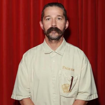 Shia LaBeouf aparece vestido e pede luz a desconhecido em hotel italiano