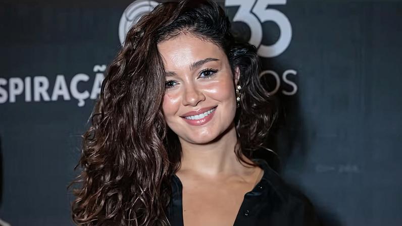 Sophie Charlotte aposta em cabelo volumoso para festa do cinema nacional