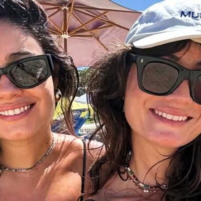 Sophie Charlotte curte dia de praia com a amiga Elen Clarice