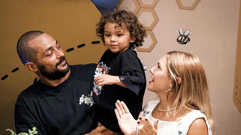 Sterblitch e D'Tuani celebram aniversário do filho com fotos e vídeo