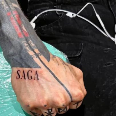 MGK faz tatuagem em homenagem à filha Saga, prestes a completar um ano