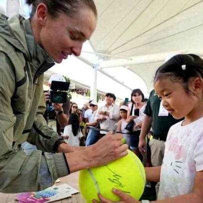 Swiatek, Shelton e Sabalenka autografam fãs; bastidores de IW