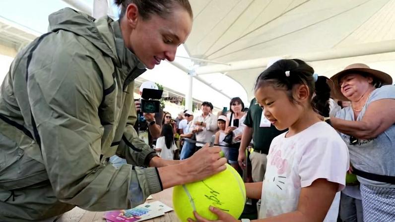 Swiatek, Shelton e Sabalenka autografam fãs; bastidores de IW