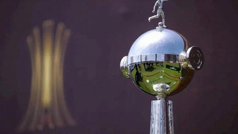 Taças da Libertadores e da Sul-Americana no sorteio das fases de grupos (Foto: Daniel Duarte/AFP)