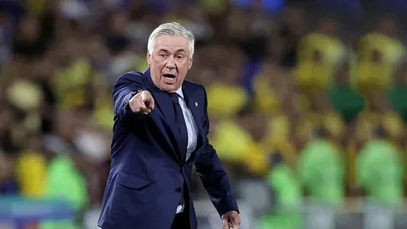 Carlo Ancelotti em jogo do Brasil contra o Chile