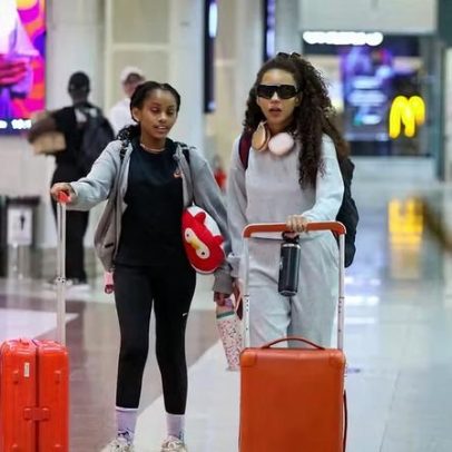 Taís Araujo viaja com a filha Maria Antônia e exibe estilo no aeroporto