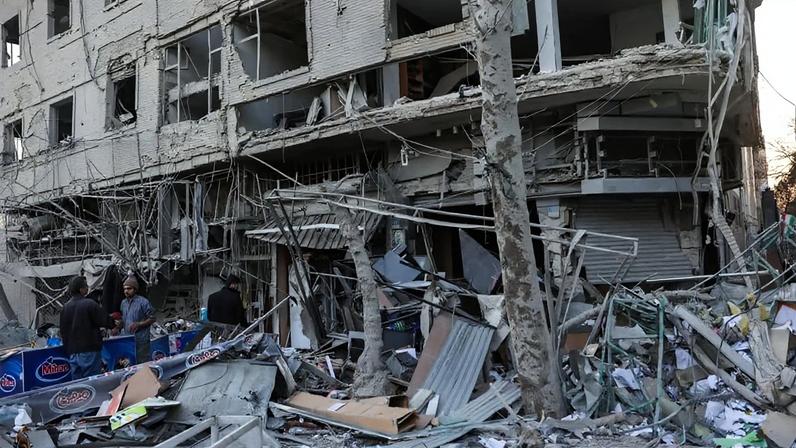 Prédio danificado por ataques de EUA e Israel em Teerã (Foto: Majid Asgaripour / Wana Via Reuters)