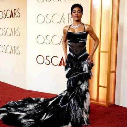 Teyana Taylor desfila com penas preto e branco no tapete vermelho do Oscar 2026