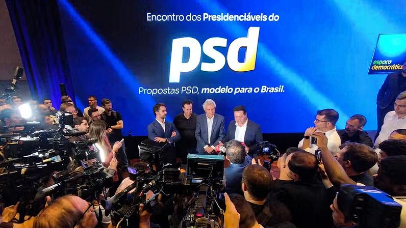 Gilberto Kassab e os três pré-candidatos do PSD à Presidência, os governadores Eduardo Leite (RS), Ronaldo Caiado (GO) e Ratinho Júnior (PR) durante evento do partido em SP — Foto: LEANDRO CHEMALLE/THENEWS2/ESTADÃO CONTEÚDO