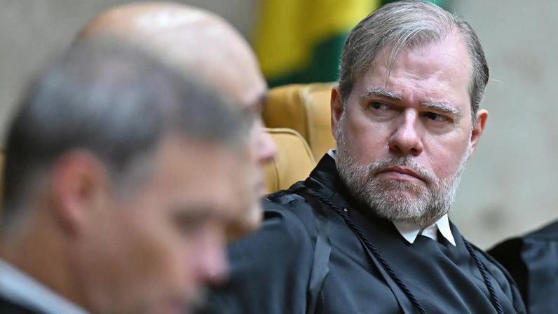 Após pressão em escândalo do Banco Master, a cadeira do ministro do STF, Dias Toffoli, pode ficar vaga e servir de negociação em Brasília.