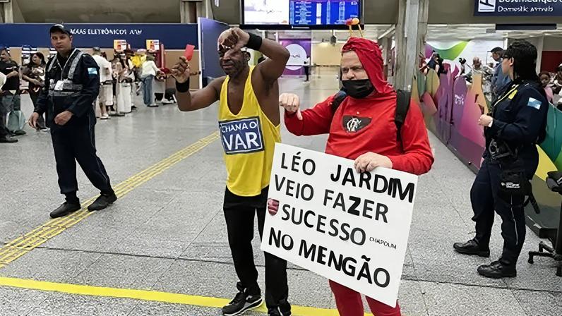 Torcedores do Flamengo aguardaram chegada de Leonardo Jardim, que evitou contato com imprensa e torcida.