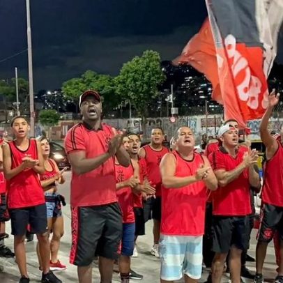 Torcedores do Flamengo protestam na chegada da equipe ao Maracanã