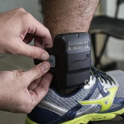 Congresso aprova uso imediato de tornozeleira eletrônica para agressor de mulher