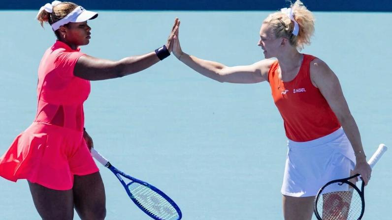 Townsend e Siniakova vão à final ao eliminar Stefani e Dabrowski em 3 sets