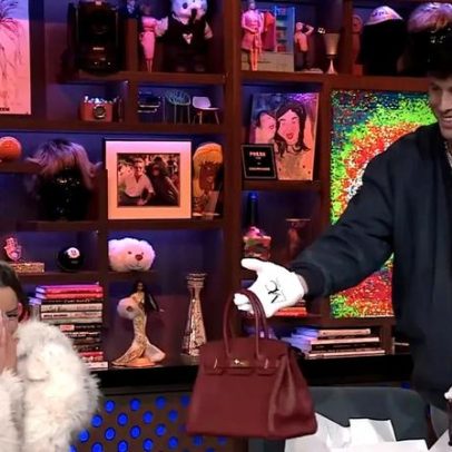 Vencedor de Traitors presenteia Maura Higgins com Birkin burgundy no WWHL