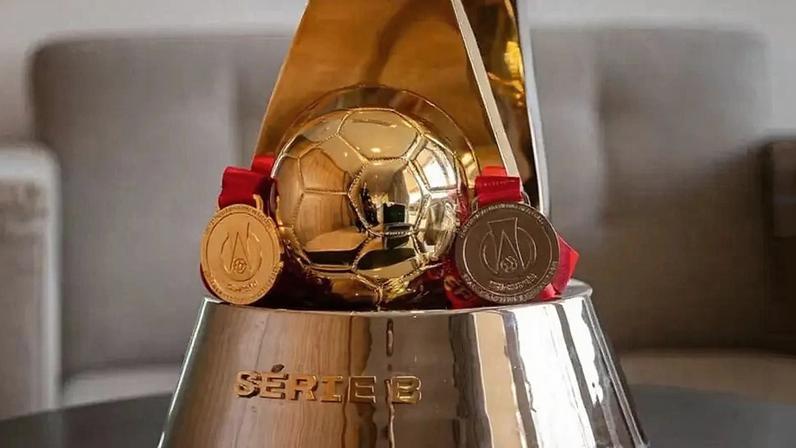 Troféu taça medalha Série B 2025 (Foto: Junior Souza/CBF)