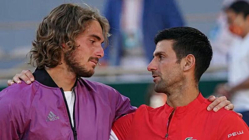 Stefanos Tsitsipas e Novak Djokovic (Foto: FFT)