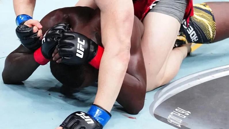 Israel Adesanya em derrota no UFC Seattle (Foto: Reprodução/Instagram/UFC)