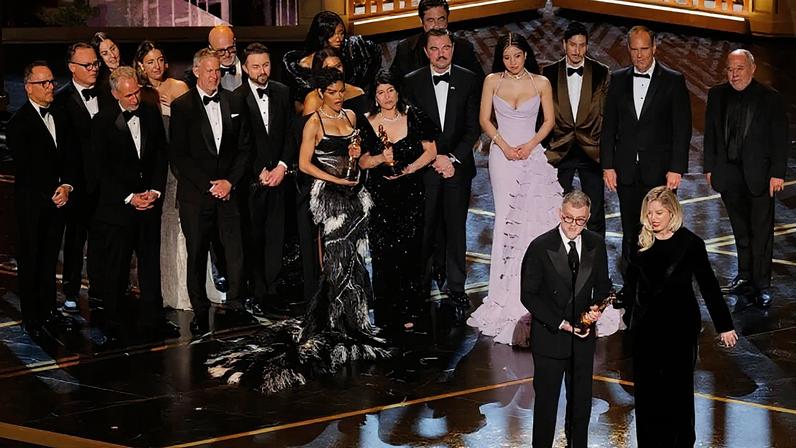 Diretor Paul Thomas Anderson, o elenco e a equipe comemoram ao receber o Oscar de Melhor Filme por "Uma batalha após a outra" durante a cerimônia do 98º Oscar