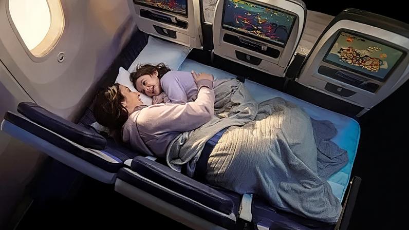 Companhia aérea lança assentos que se transformam em sofá na econômica