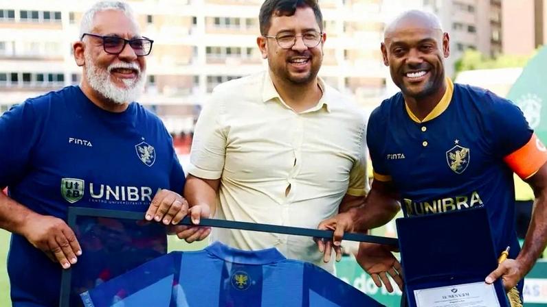 Vagner Love encerra carreira em emocionante duelo