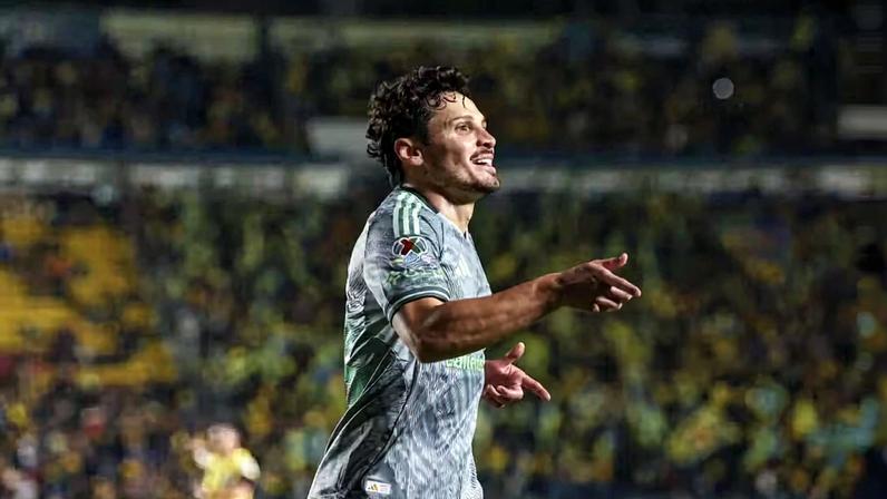Veiga, ex-Palmeiras, marca em dois jogos seguidos, atuando mais avançado